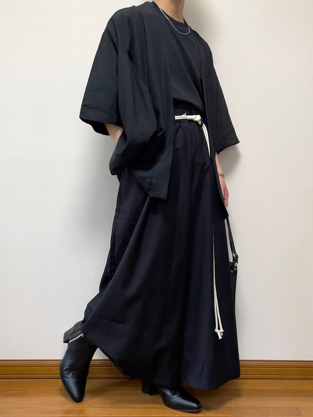 ブラック系のその他パンツ、ブラック系のショルダーバッグ、ベージュ系のトレンチコートを着用したメンズの春コーディネートの2枚目の写真