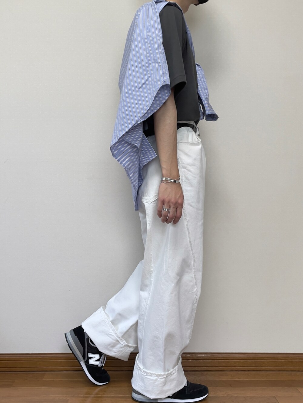 ブラック系のスニーカー、ホワイト系のデニムパンツ、ブルー系のシャツ/ブラウスを着用したメンズの夏コーディネートの3枚目の写真