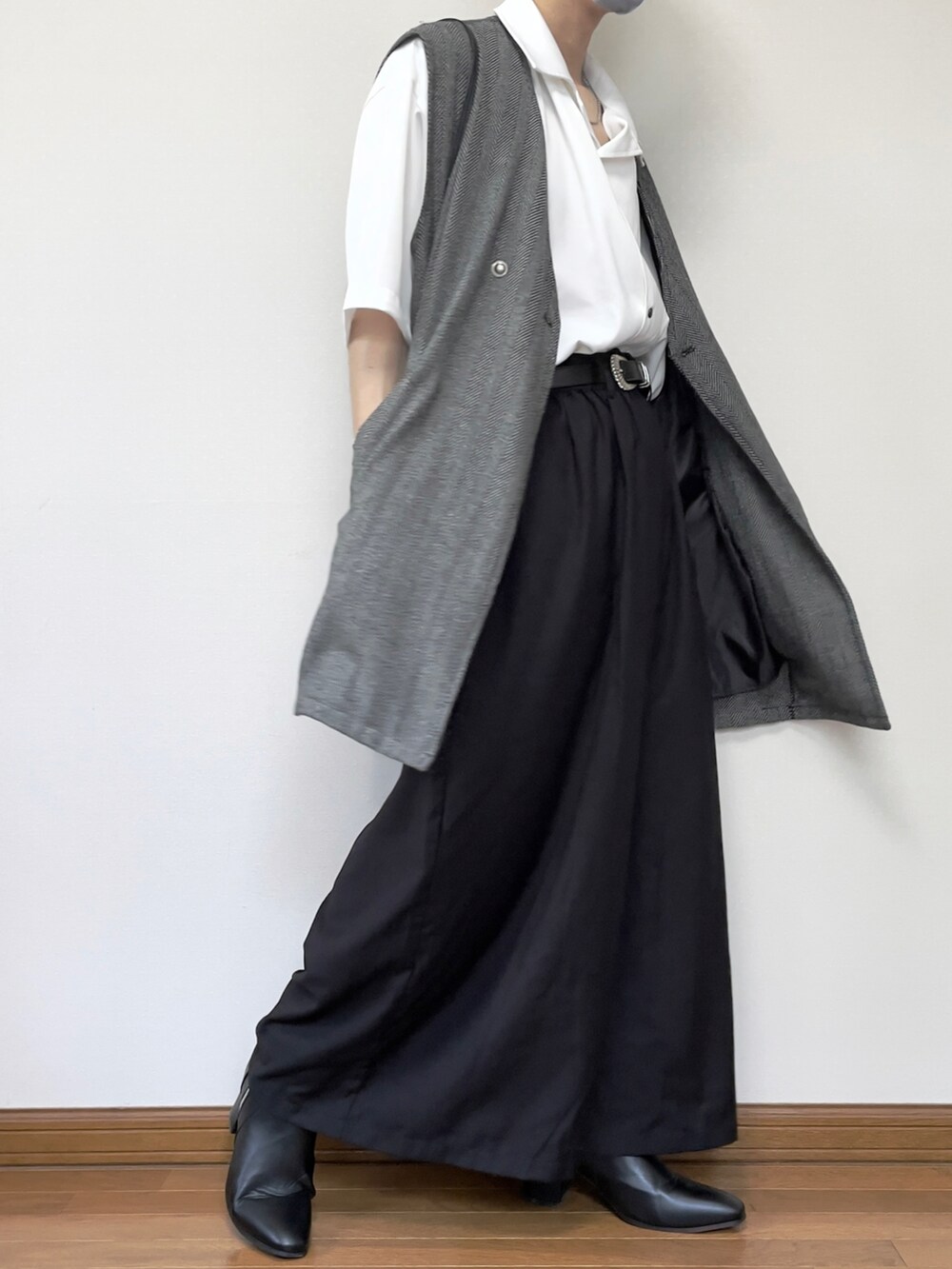 ブラック系のその他パンツ、ブラック系のブーツ、グレー系のベストを着用したメンズの夏コーディネートの3枚目の写真