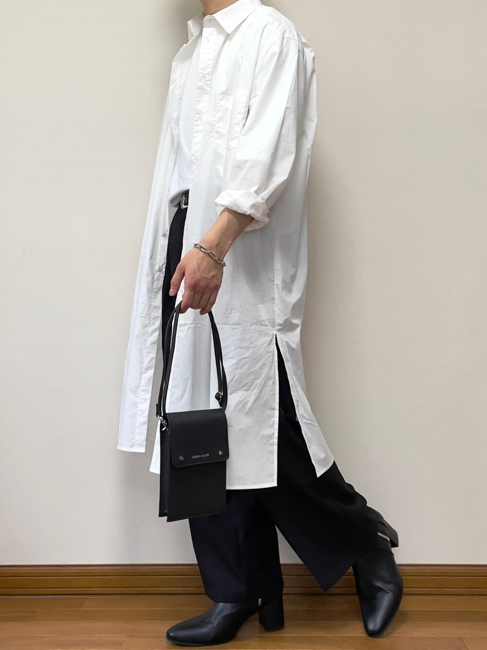 ホワイト系のシャツ/ブラウス、ホワイト系のTシャツ/カットソー、ブラック系のショルダーバッグを着用したメンズの春コーディネートの2枚目の写真