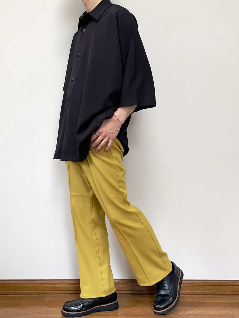 イエロー系のスラックス、ブラック系のローファー、その他のシャツ/ブラウスを着用したメンズの夏コーディネートの2枚目の写真