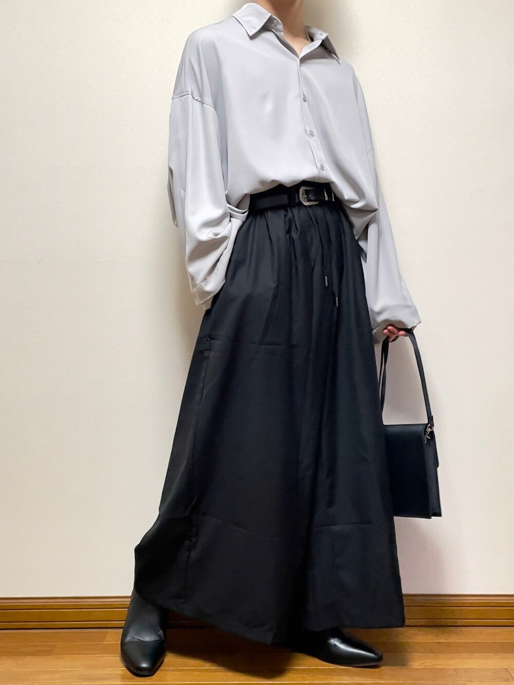 グレー系のシャツ/ブラウス、ブラック系のショルダーバッグ、ブラック系のその他パンツを着用したメンズの春コーディネートの2枚目の写真