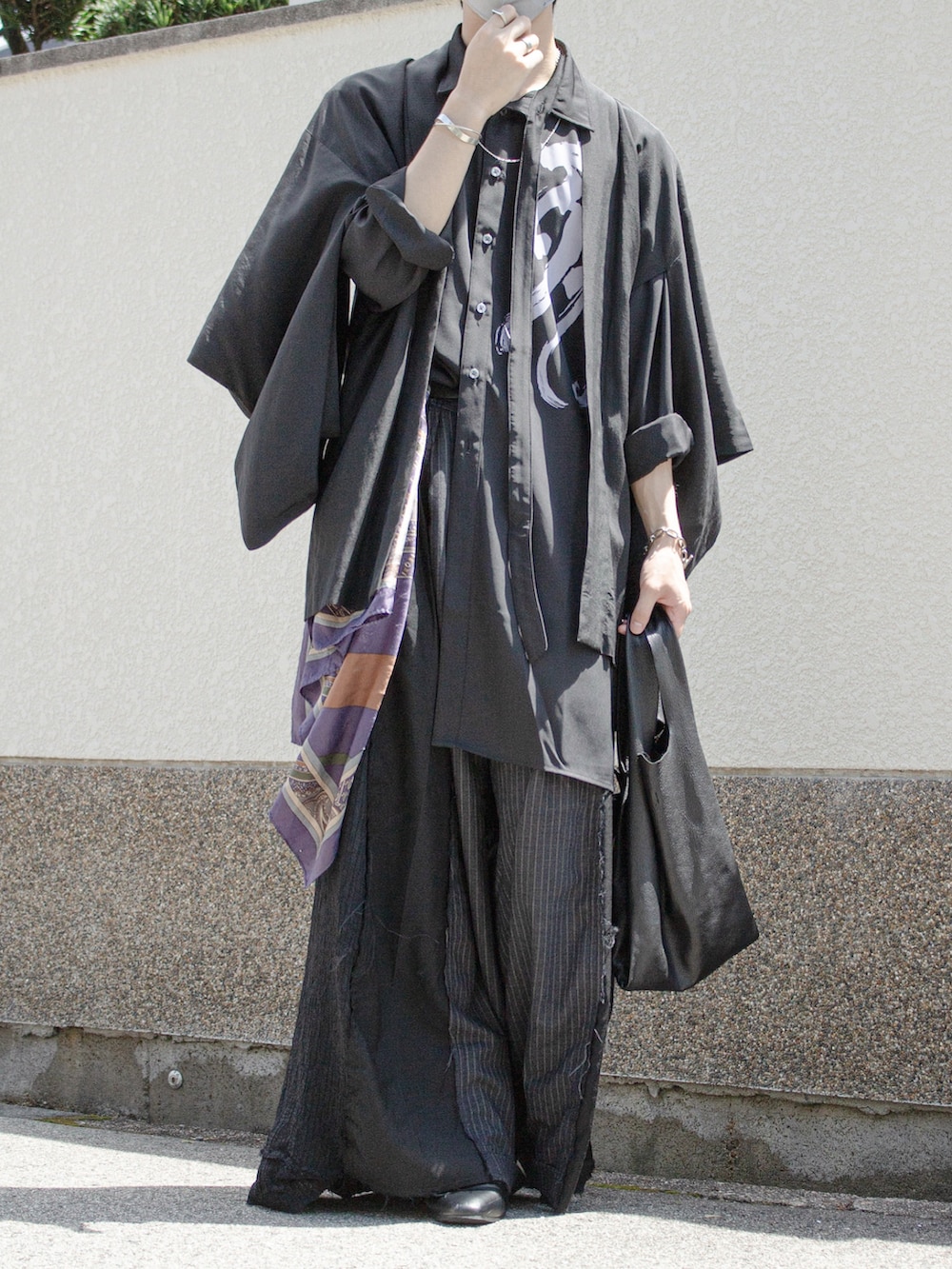 ブラック系のスラックス、ブラック系のシャツ/ブラウス、ブラック系のノーカラージャケットを着用したメンズの秋コーディネートの4枚目の写真