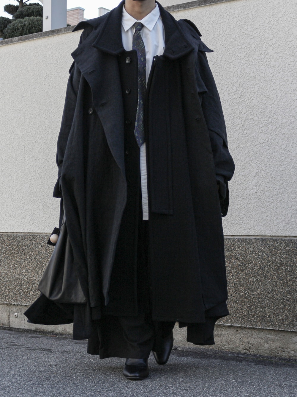 ホワイト系のシャツ/ブラウス、ブラック系のその他パンツ、ブラック系のその他アウターを着用したメンズの冬コーディネートの2枚目の写真