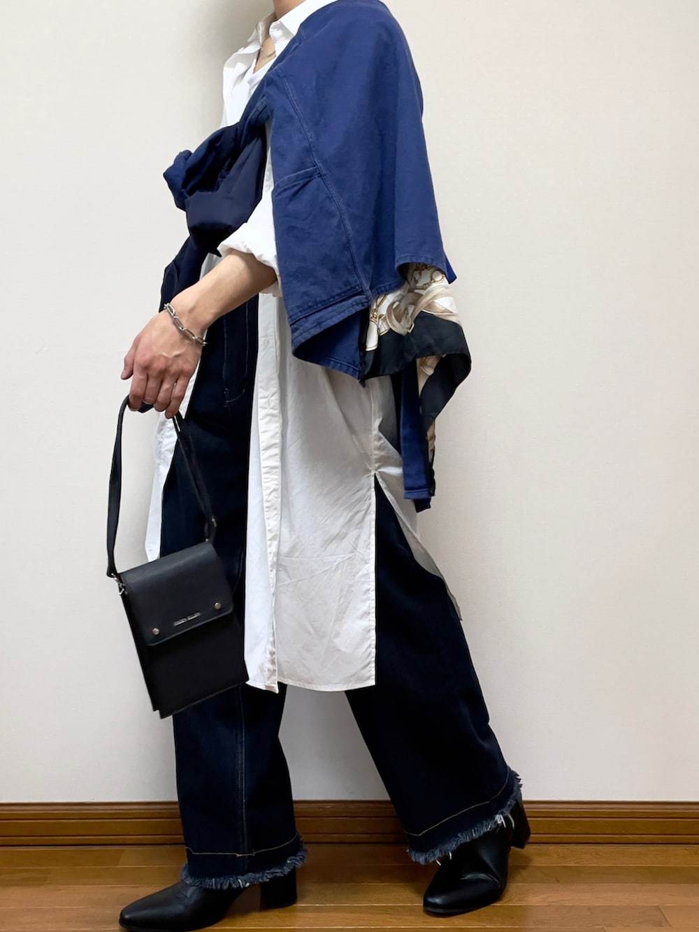 ブルー系のデニムパンツ、ブラック系のブーツ、ブルー系のシャツ/ブラウスを着用したメンズの春コーディネートの2枚目の写真