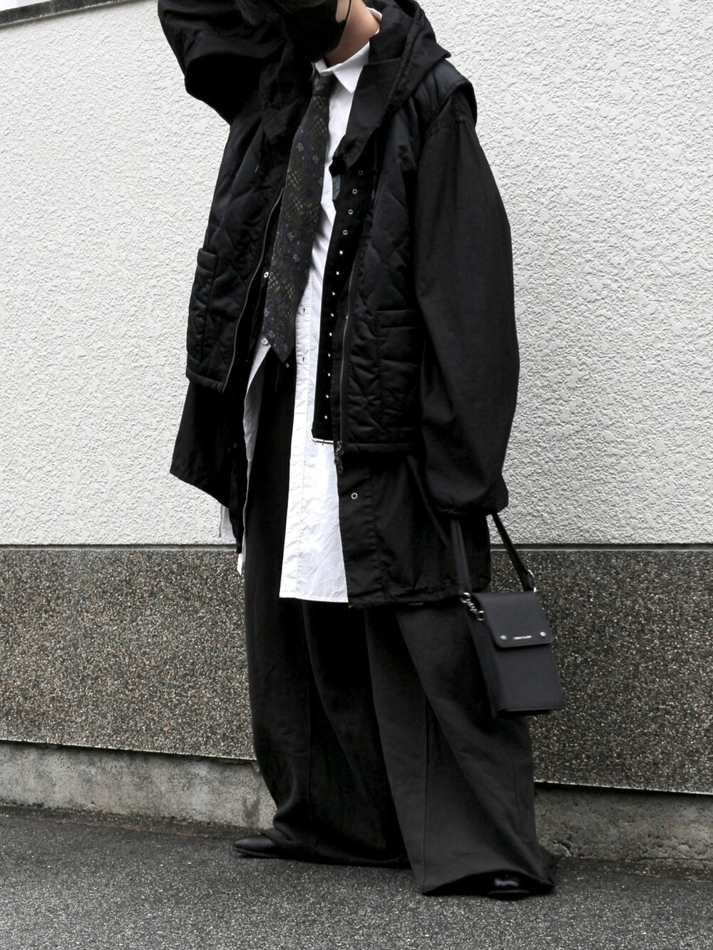 ホワイト系のシャツ/ブラウス、ブラック系のミリタリージャケット、ブラック系のスウェットパンツを着用したメンズの秋コーディネートの2枚目の写真