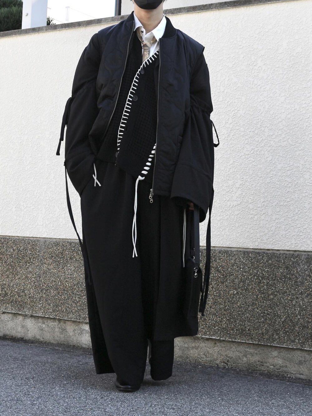 ブラック系のジャケット/アウター、ブラック系のカーディガン/ボレロ、ブラック系のショルダーバッグを着用したメンズの秋コーディネートの3枚目の写真
