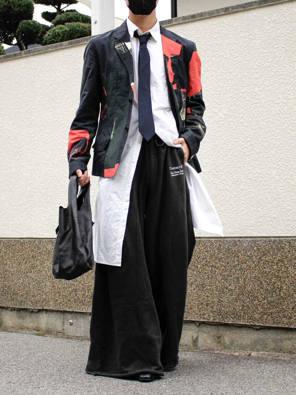 ホワイト系のシャツ/ブラウス、ブラック系のスウェットパンツ、ブラック系のテーラードジャケットを着用したメンズの春コーディネートの4枚目の写真