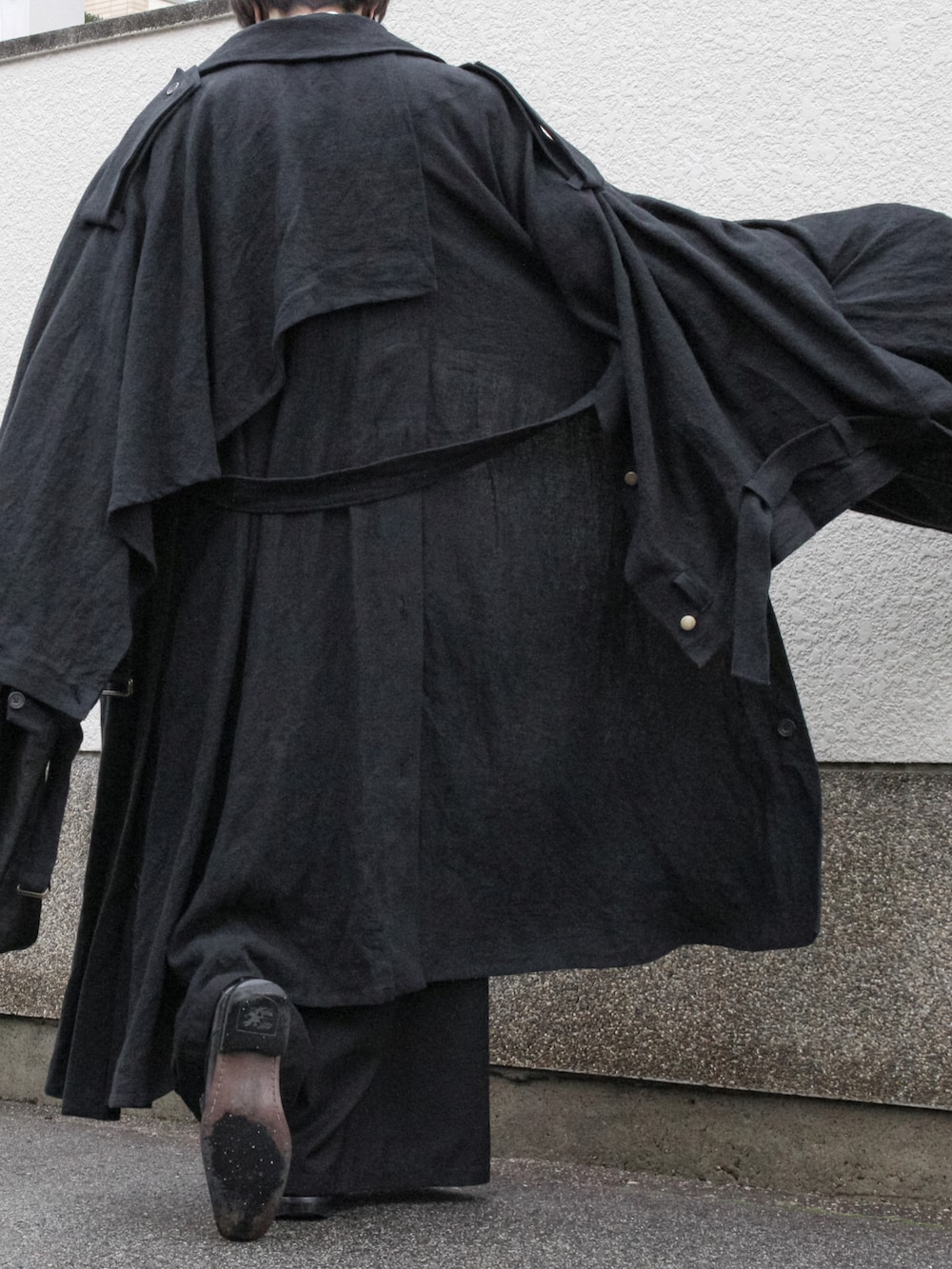 ブラック系のブーツ、ブラック系のその他パンツ、ブラック系のテーラードジャケットを着用したメンズの春コーディネートの4枚目の写真