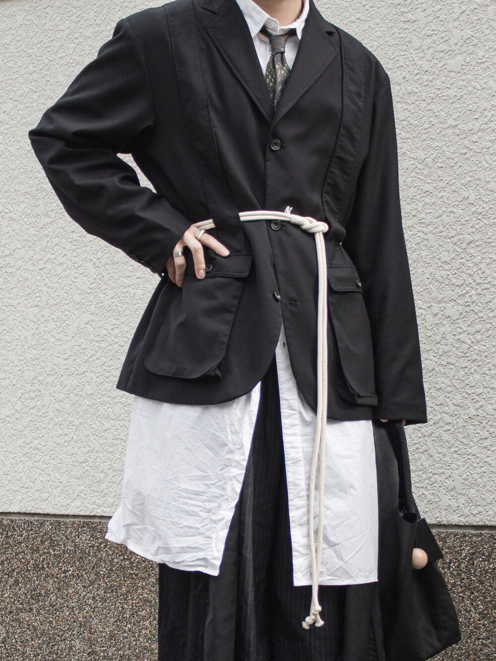 ブラック系のテーラードジャケット、ブラック系のスラックス、ホワイト系のシャツ/ブラウスを着用したメンズの秋コーディネートの4枚目の写真