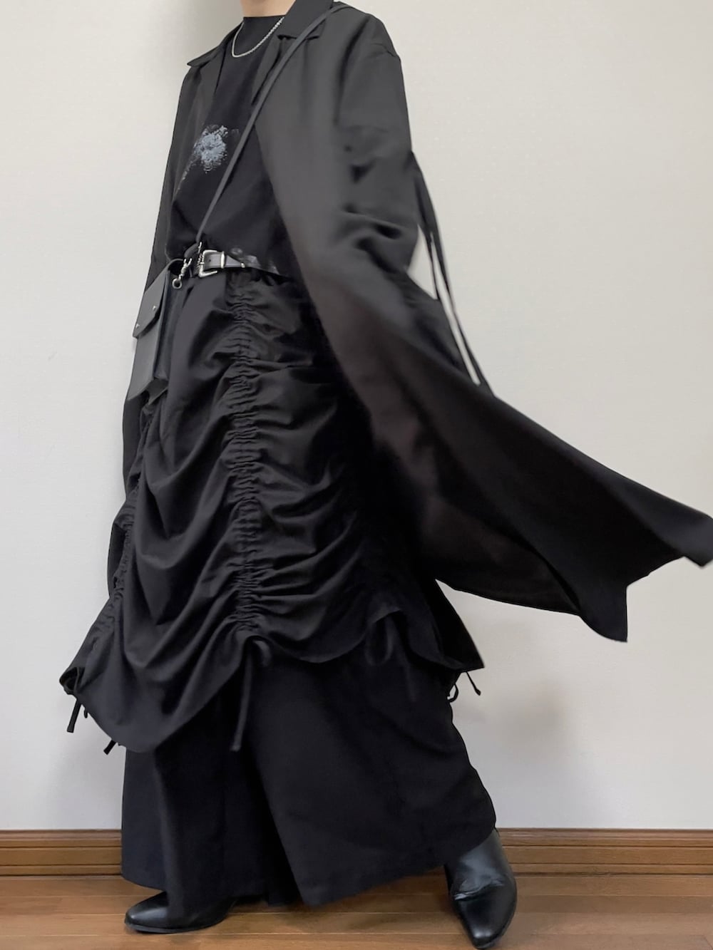 ブラック系のショルダーバッグ、ブラック系のその他パンツ、ブラック系のスカートを着用したメンズの夏コーディネートの2枚目の写真