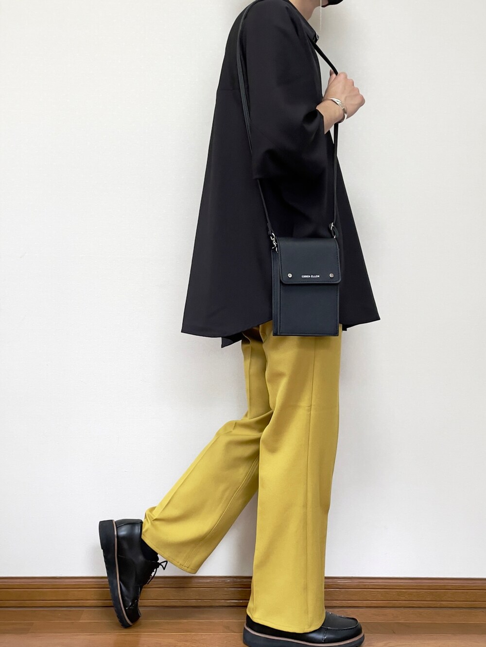 イエロー系のスラックス、ブラック系のローファー、その他のシャツ/ブラウスを着用したメンズの夏コーディネートの3枚目の写真