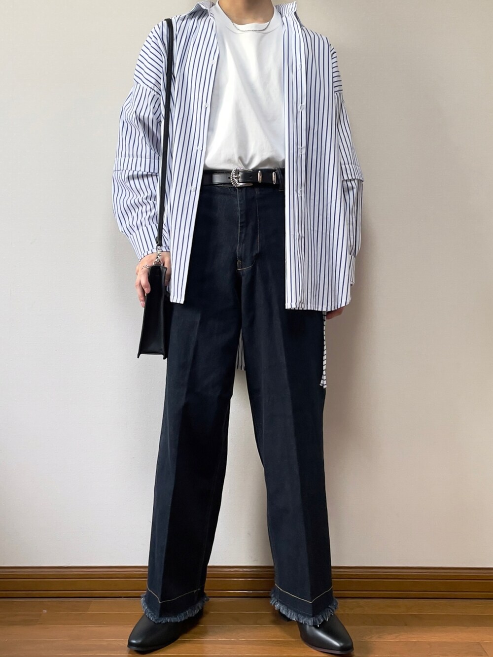 ホワイト系のTシャツ/カットソー、ホワイト系のシャツ/ブラウス、ブルー系のデニムパンツを着用したメンズの春コーディネートの3枚目の写真