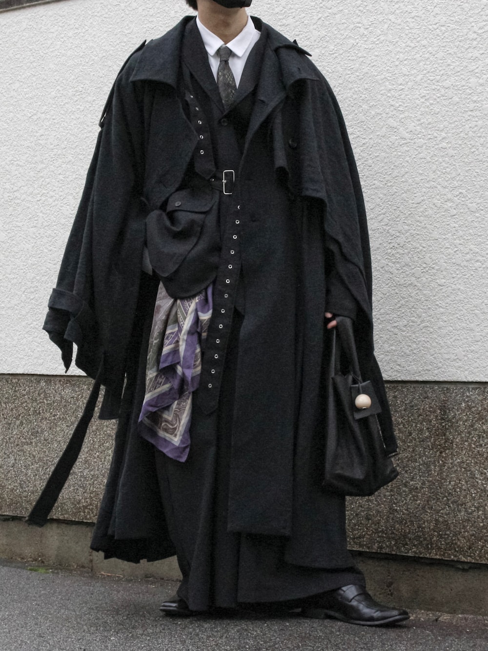 ブラック系のブーツ、ブラック系のその他パンツ、ブラック系のテーラードジャケットを着用したメンズの春コーディネートの2枚目の写真