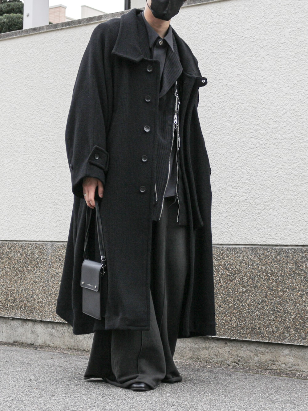 ブラック系のテーラードジャケット、ブラック系のスウェットパンツ、グレー系のシャツ/ブラウスを着用したメンズの冬コーディネートの3枚目の写真