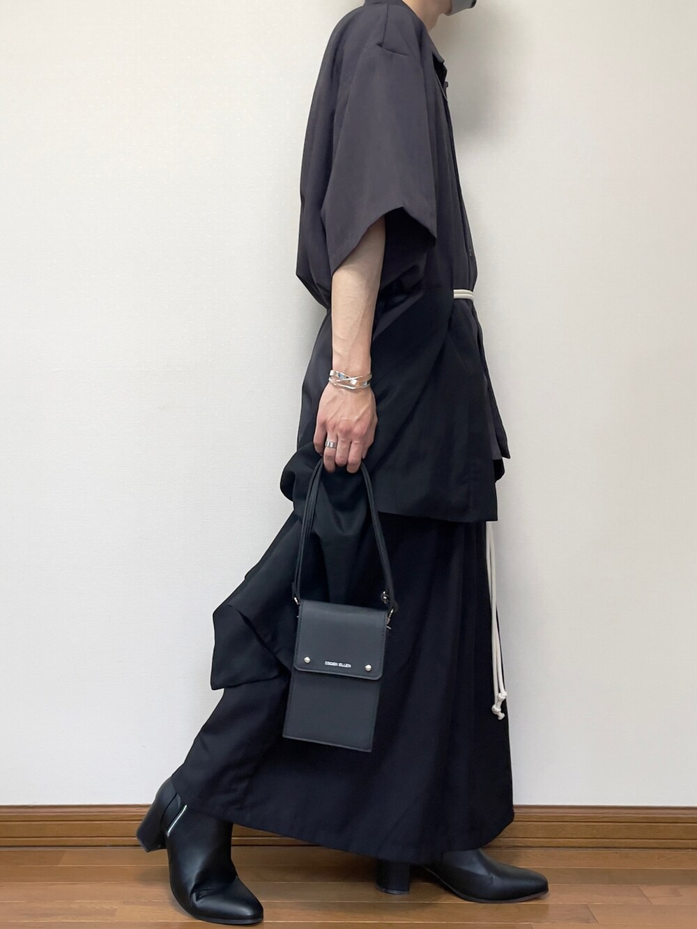 ブラック系のその他パンツ、ブラック系のショルダーバッグ、ブラック系のブーツを着用したメンズの夏コーディネートの3枚目の写真