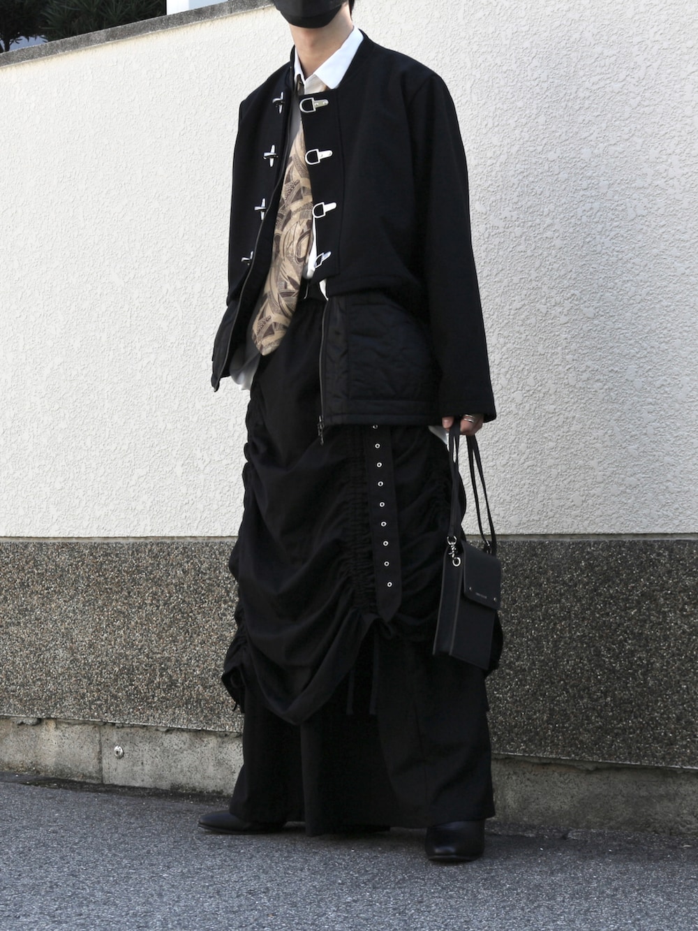 ブラック系のスカート、ブラック系のその他パンツ、ブラック系のブーツを着用したメンズの秋コーディネートの3枚目の写真