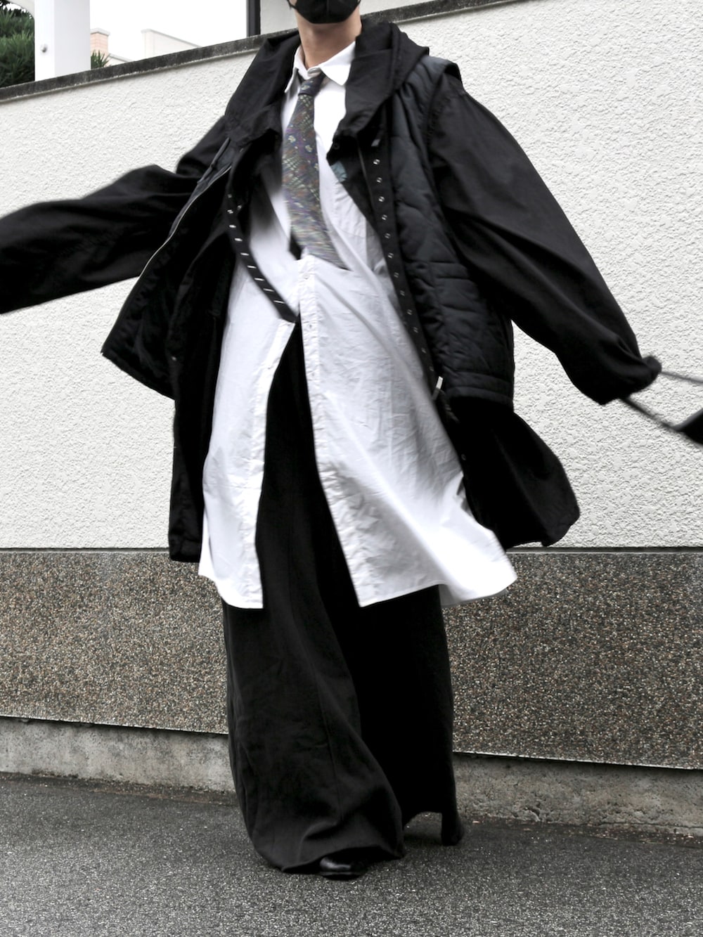 ホワイト系のシャツ/ブラウス、ブラック系のミリタリージャケット、ブラック系のスウェットパンツを着用したメンズの秋コーディネートの4枚目の写真