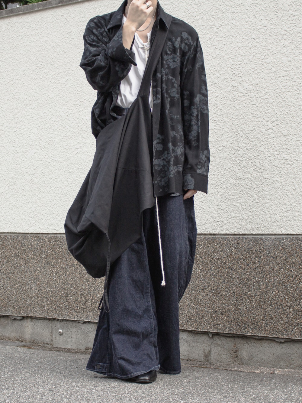 ブラック系のシャツ/ブラウス、ホワイト系のTシャツ/カットソー、ブラック系のショルダーバッグを着用したメンズの秋コーディネートの5枚目の写真