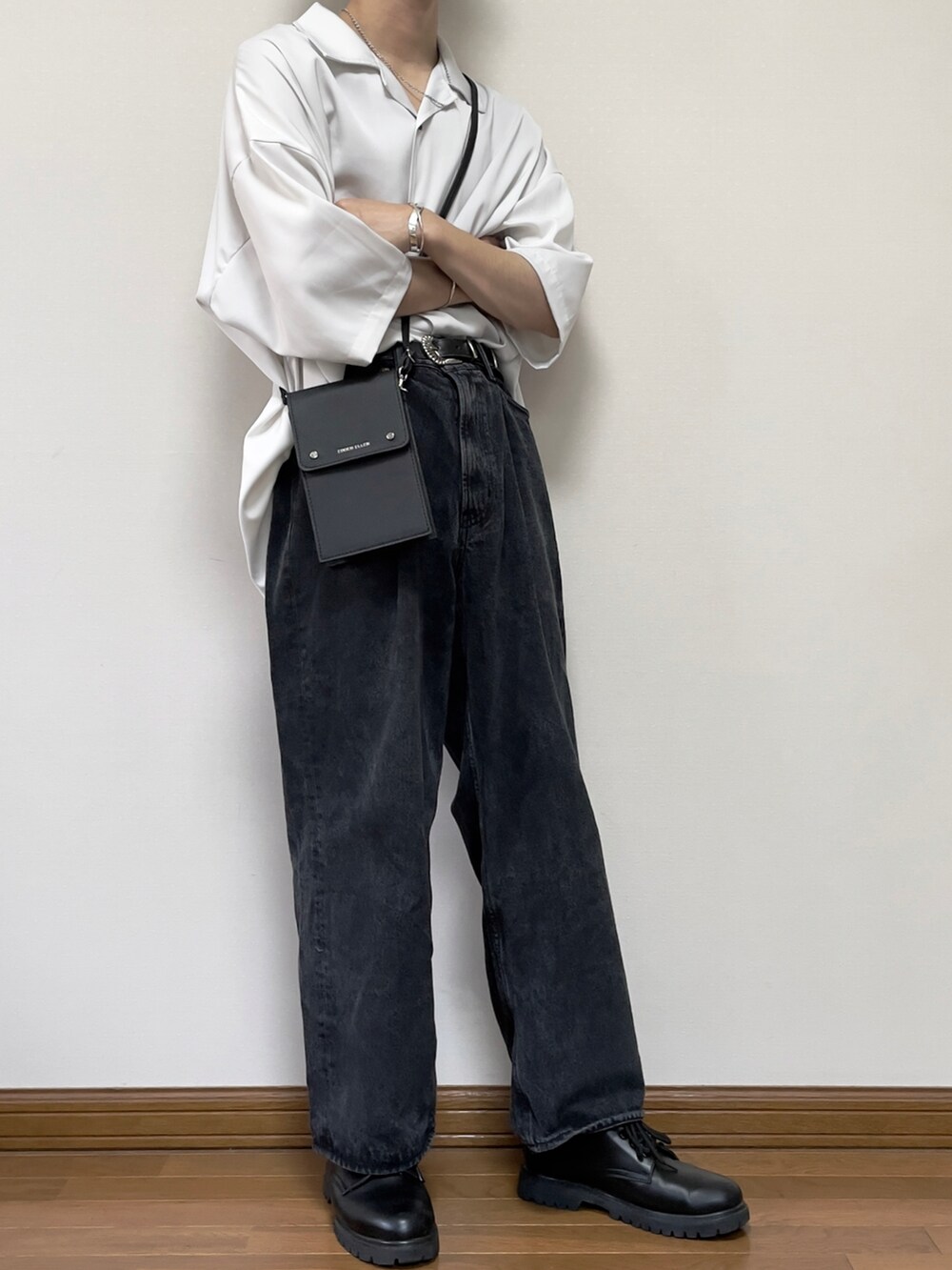 グレー系のデニムパンツ、ブラック系のドレスシューズ、ホワイト系のシャツ/ブラウスを着用したメンズの秋コーディネートの2枚目の写真