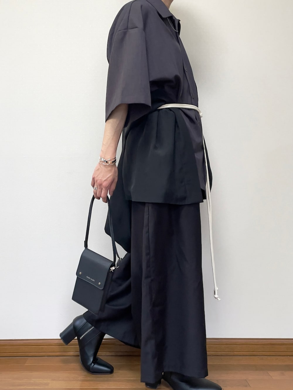 「夏、カジュアル、オトナカジュアル、大人カジュアル、大人コーデ、モード、和装、和モード、シャツ、羽織り、袴、ブーツ」｜「EDDEN ELLENの【EDDEN ELLEN】フラップミニショルダーバッグ（ショルダーバッグ、ブラック系）」を使った、comoiさん（メンズ・170cm）の夏コーディネートの3枚目の写真