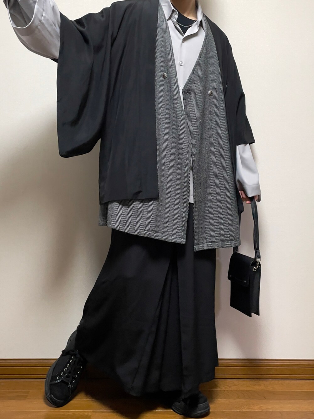 ブラック系のショルダーバッグ、ブラック系のその他パンツ、ブラック系のスニーカーを着用したメンズの春コーディネートの2枚目の写真