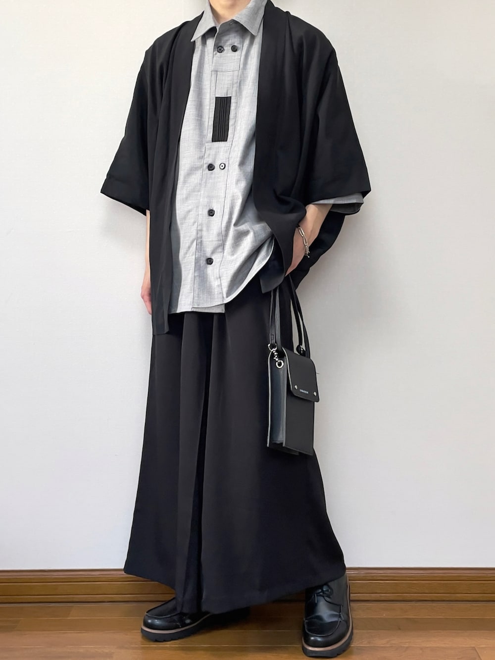「春夏、春夏コーデ、夏、夏コーデ、和装、和モード、ブラック、ブラックコーデ、ワントーンコーデ、モノトーン、モノトーンコーデ、半袖シャツ、羽織り、革靴」｜「Utusiyoのhaori 羽衣（ノーカラージャケット、ブラック系）」を使った、comoiさん（メンズ・170cm）の春コーディネートの2枚目の写真