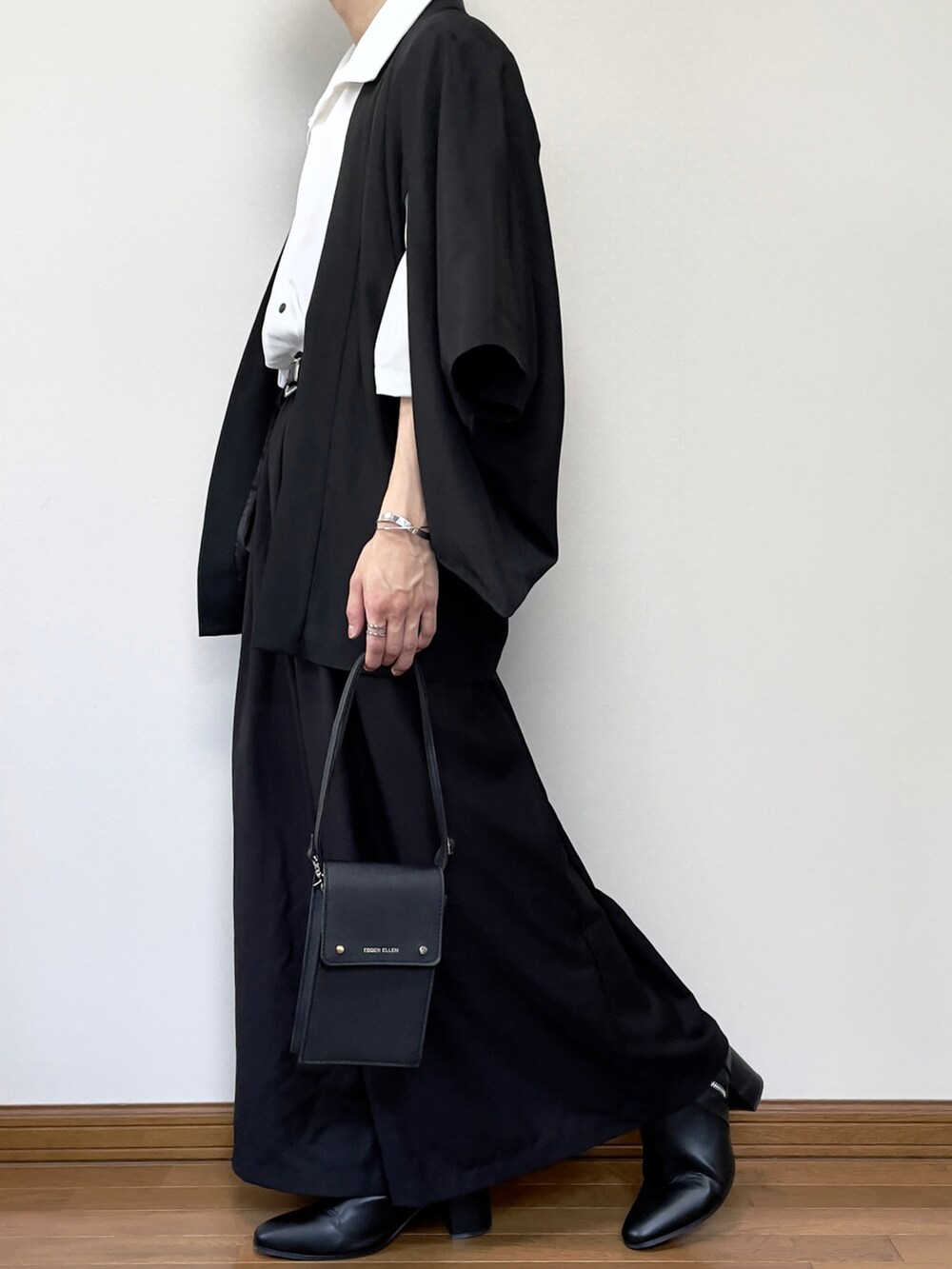 ブラック系のその他パンツ、ブラック系のショルダーバッグ、ブラック系のブーツを着用したメンズの夏コーディネートの2枚目の写真