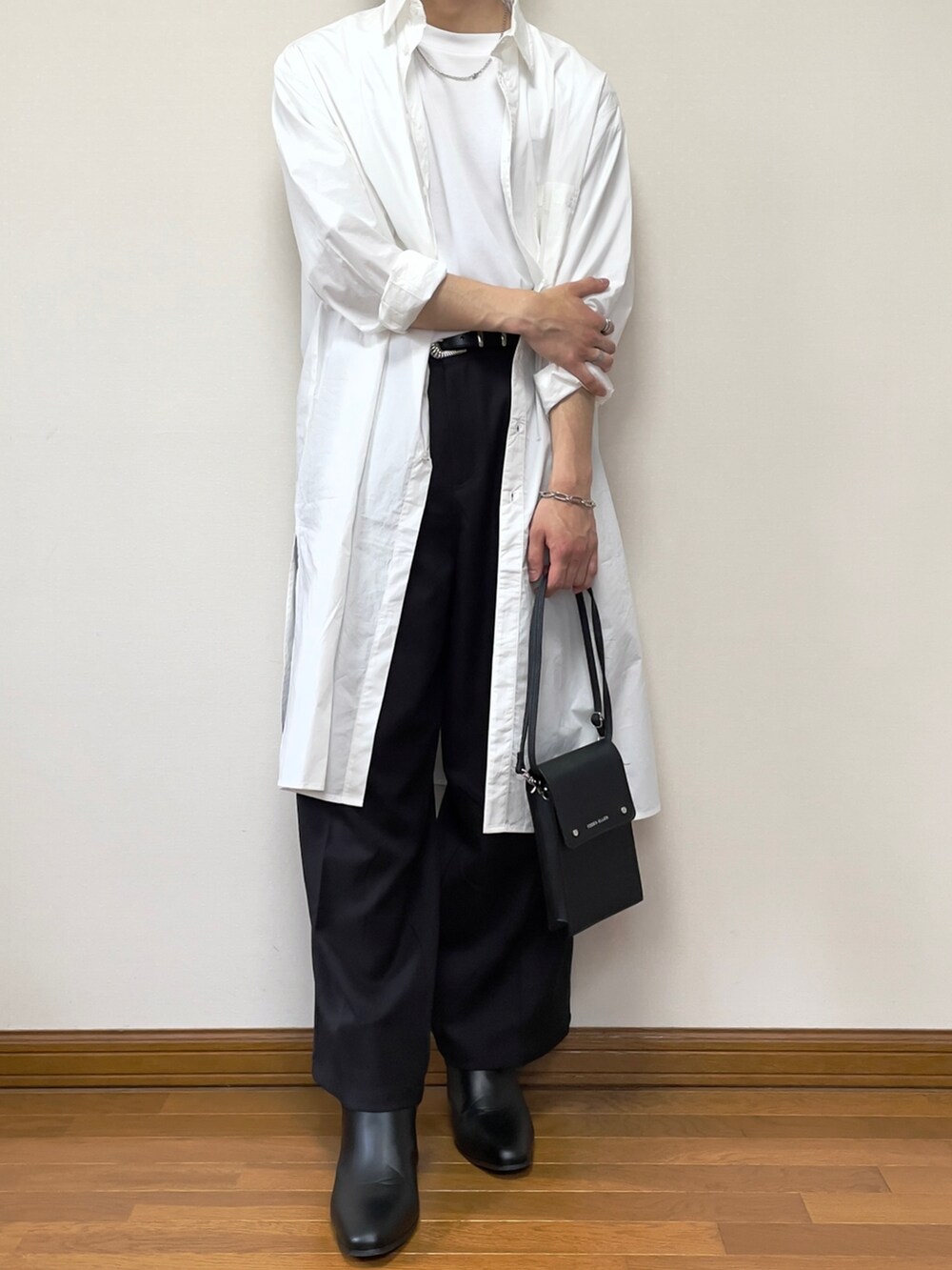 ホワイト系のシャツ/ブラウス、ホワイト系のTシャツ/カットソー、ブラック系のショルダーバッグを着用したメンズの春コーディネートの3枚目の写真