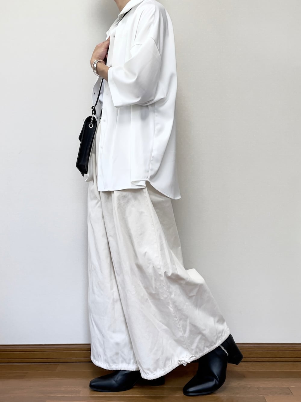 ブラック系のブーツ、ベージュ系のその他パンツ、ブラック系のショルダーバッグを着用したメンズの夏コーディネートの2枚目の写真