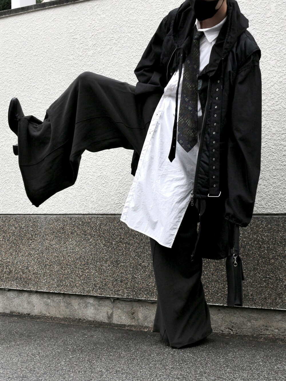 ホワイト系のシャツ/ブラウス、ブラック系のミリタリージャケット、ブラック系のスウェットパンツを着用したメンズの秋コーディネートの3枚目の写真