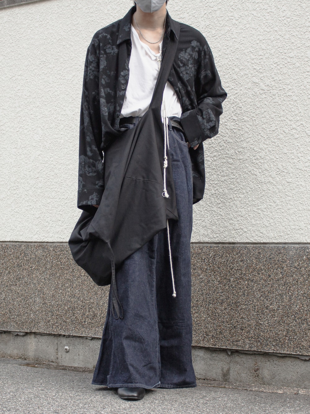 ブラック系のシャツ/ブラウス、ホワイト系のTシャツ/カットソー、ブラック系のショルダーバッグを着用したメンズの秋コーディネートの4枚目の写真