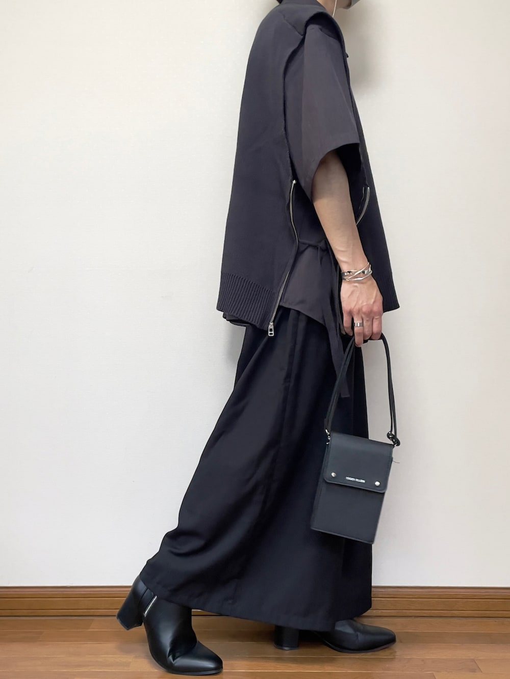 ブラック系のブーツ、ブラック系のその他パンツ、パープル系のシャツ/ブラウスを着用したメンズの夏コーディネートの2枚目の写真