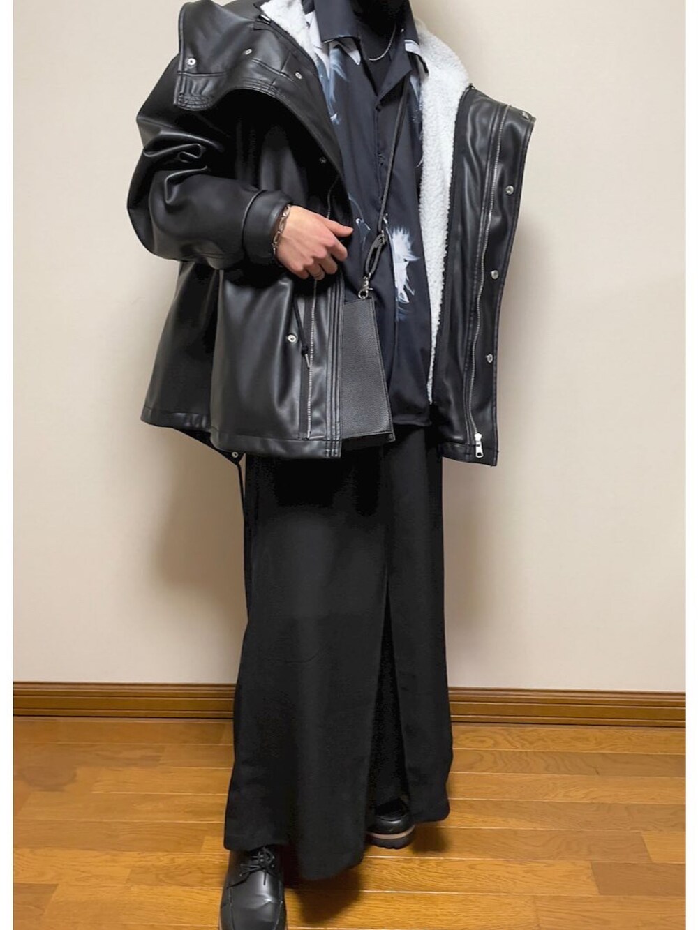 「メンズファッション、メンズコーデ、オーバーサイズ、オールブラック、モード、レザージャケット、シャツ、柄シャツ、袴、革靴、お洒落さんとつながりたい」｜「CASPER JOHNのSynthetic Leather Short Mods Coat/シンセティックレザーショートモッズコート（モッズコート、ブラック系）」を使った、comoiさん（メンズ・170cm）の春コーディネートの2枚目の写真