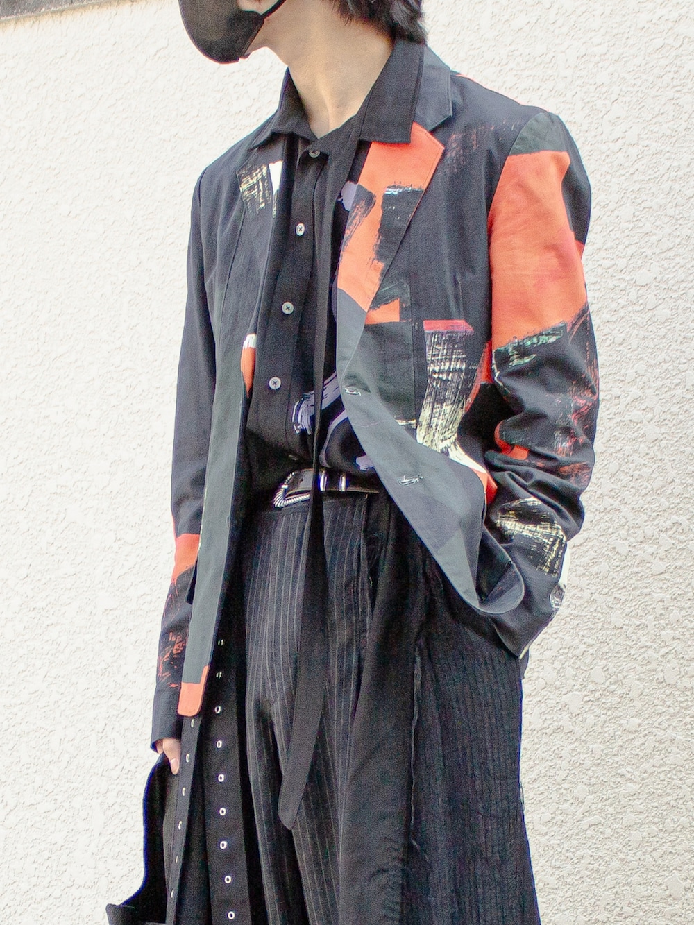 ブラック系のテーラードジャケット、ブラック系のテーラードジャケット、ブラック系のシャツ/ブラウスを着用したメンズの秋コーディネートの5枚目の写真