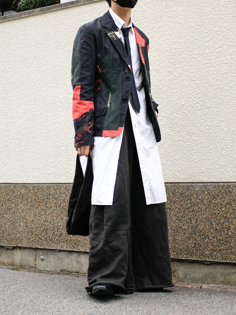 ホワイト系のシャツ/ブラウス、ブラック系のスウェットパンツ、ブラック系のテーラードジャケットを着用したメンズの春コーディネートの2枚目の写真