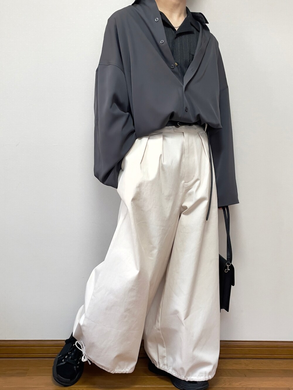 グレー系のシャツ/ブラウス、ブラック系のショルダーバッグ、ブラック系のスニーカーを着用したメンズの春コーディネートの2枚目の写真