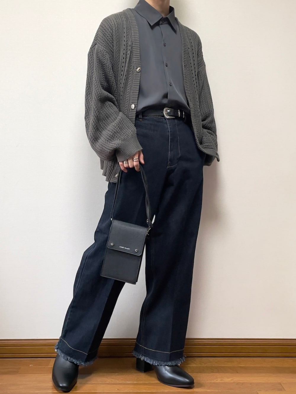 グレー系のシャツ/ブラウス、ブラウン系のカーディガン/ボレロ、ブルー系のデニムパンツを着用したメンズの春コーディネートの2枚目の写真