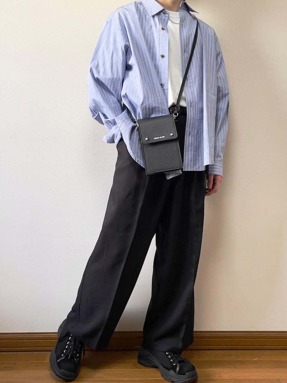 ブルー系のシャツ/ブラウス、ブラック系のショルダーバッグ、ホワイト系のTシャツ/カットソーを着用したメンズの春コーディネートの2枚目の写真