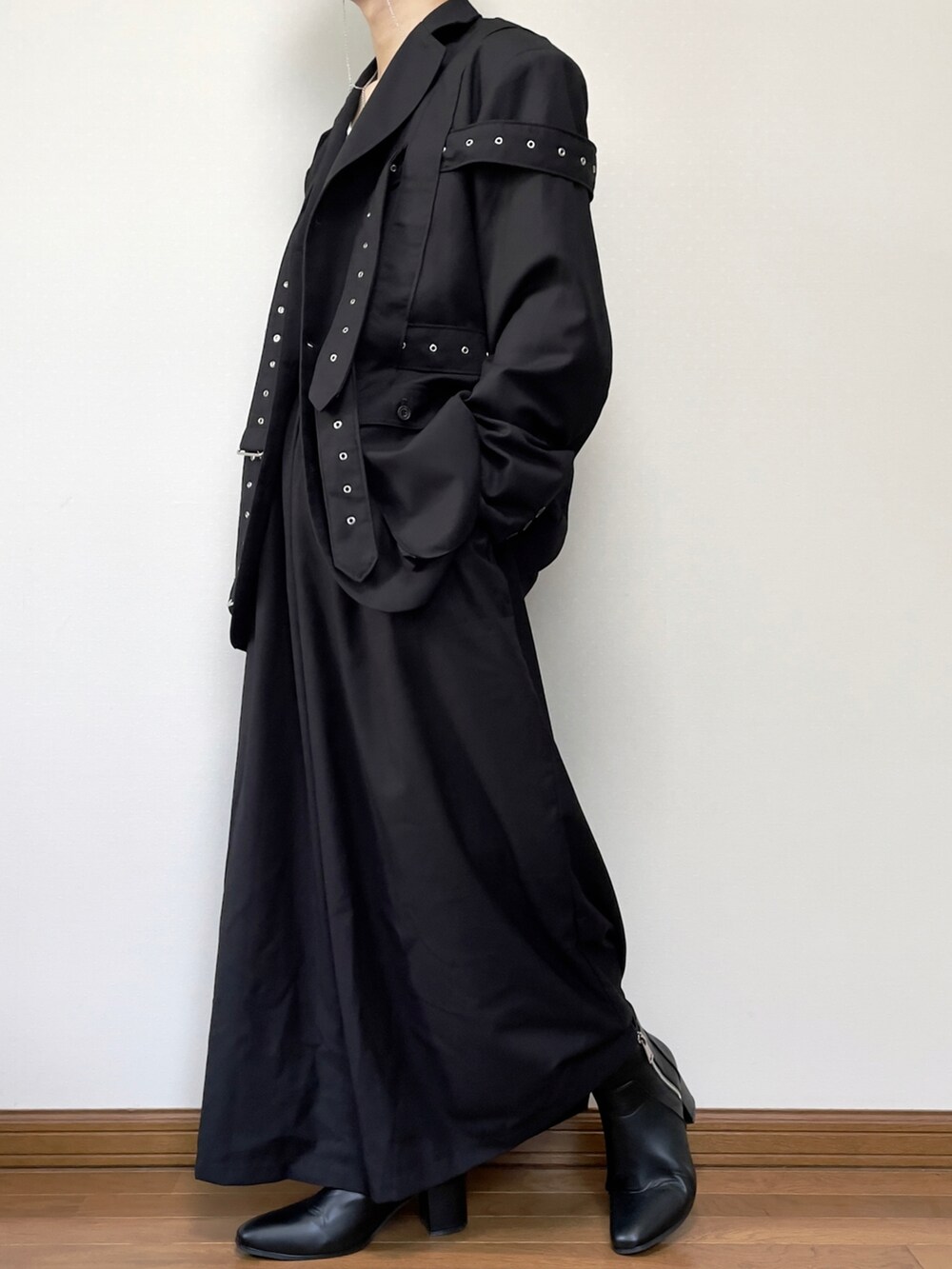 ブラック系のブーツ、ブラック系のその他パンツ、ホワイト系のタンクトップを着用したメンズの夏コーディネートの2枚目の写真