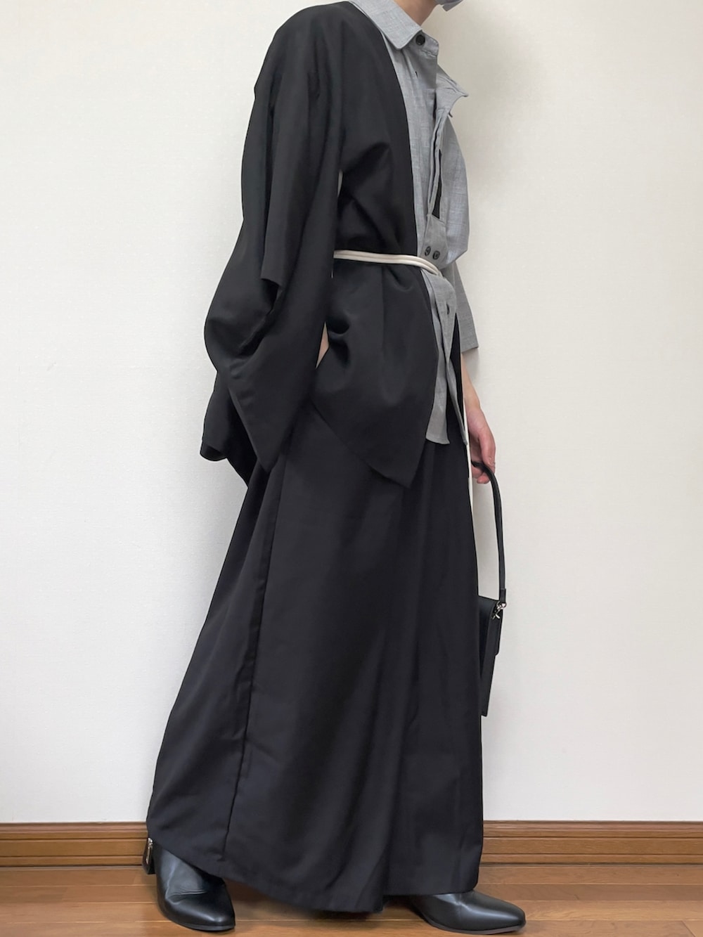 ホワイト系のシャツ/ブラウス、ブラック系のその他パンツ、ブラック系のショルダーバッグを着用したメンズの夏コーディネートの3枚目の写真