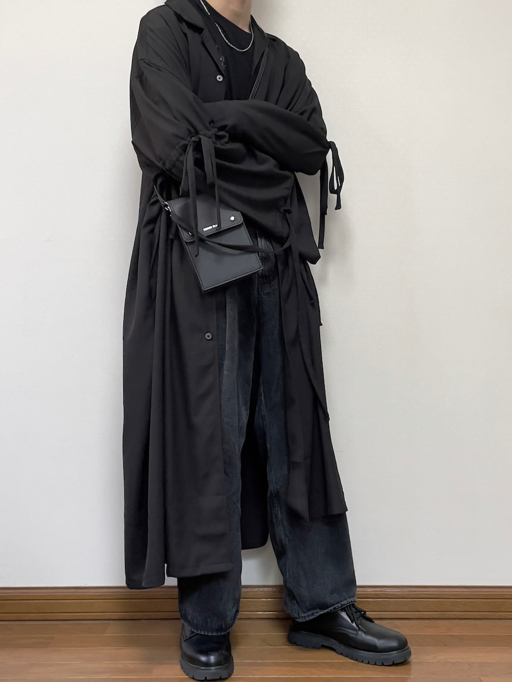 ブラック系のショルダーバッグ、ブラック系のシャツ/ブラウス、ブラック系のTシャツ/カットソーを着用したメンズの夏コーディネートの3枚目の写真