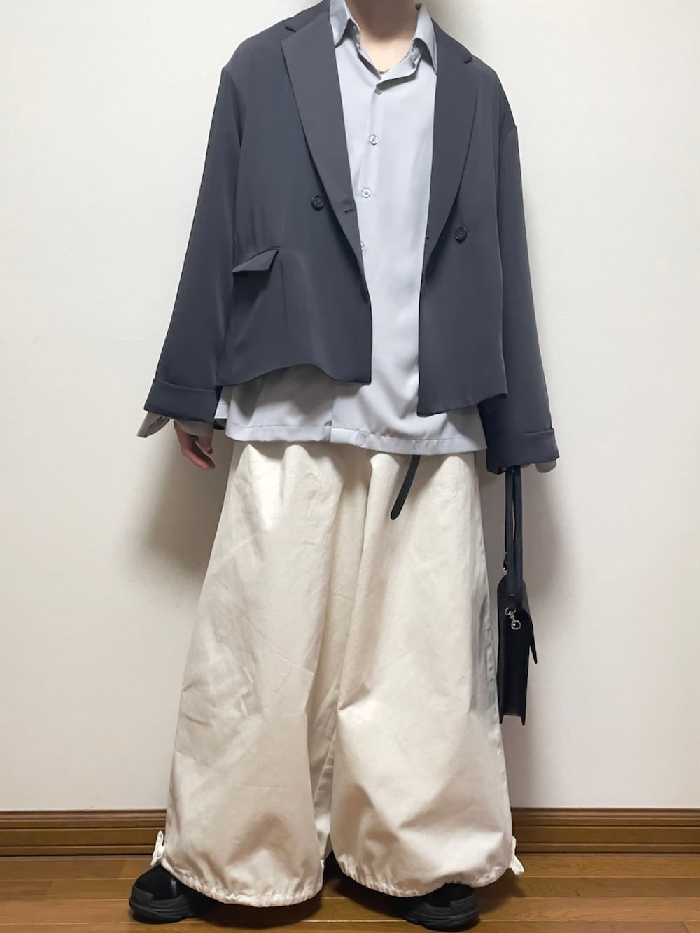 グレー系のテーラードジャケット、グレー系のシャツ/ブラウス、ブラック系のショルダーバッグを着用したメンズの春コーディネートの2枚目の写真