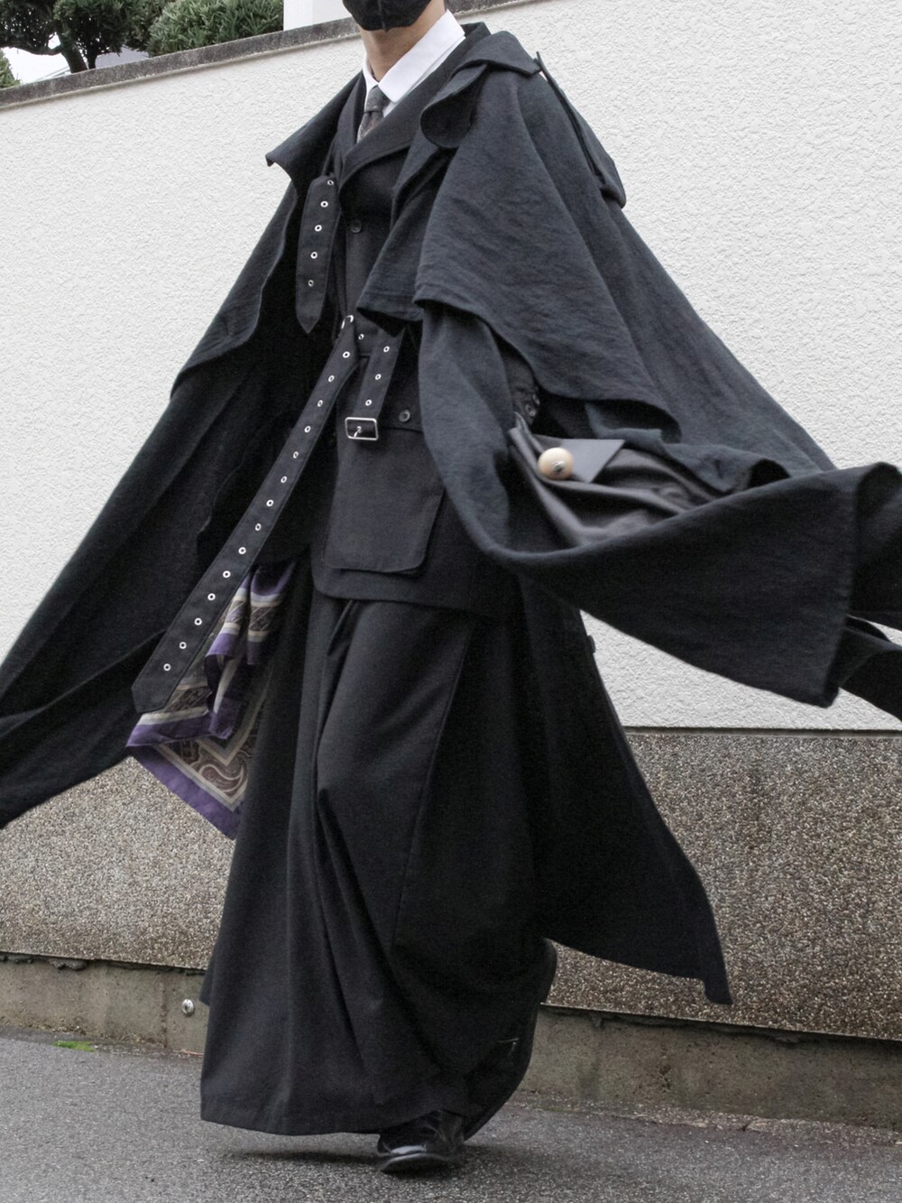 ブラック系のブーツ、ブラック系のその他パンツ、ブラック系のテーラードジャケットを着用したメンズの春コーディネートの3枚目の写真