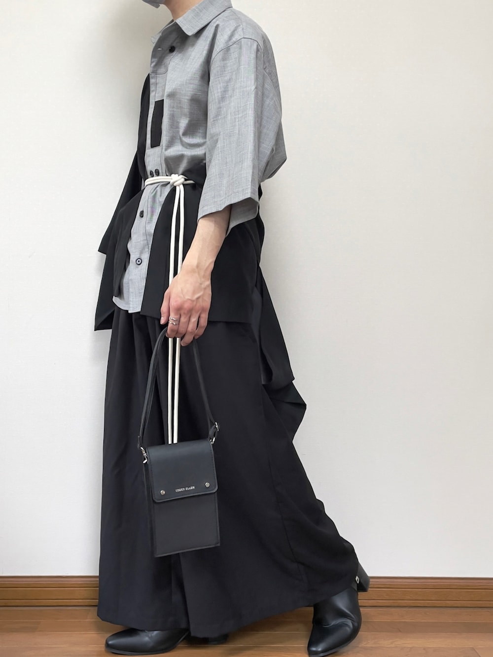 ホワイト系のシャツ/ブラウス、ブラック系のその他パンツ、ブラック系のショルダーバッグを着用したメンズの夏コーディネートの2枚目の写真