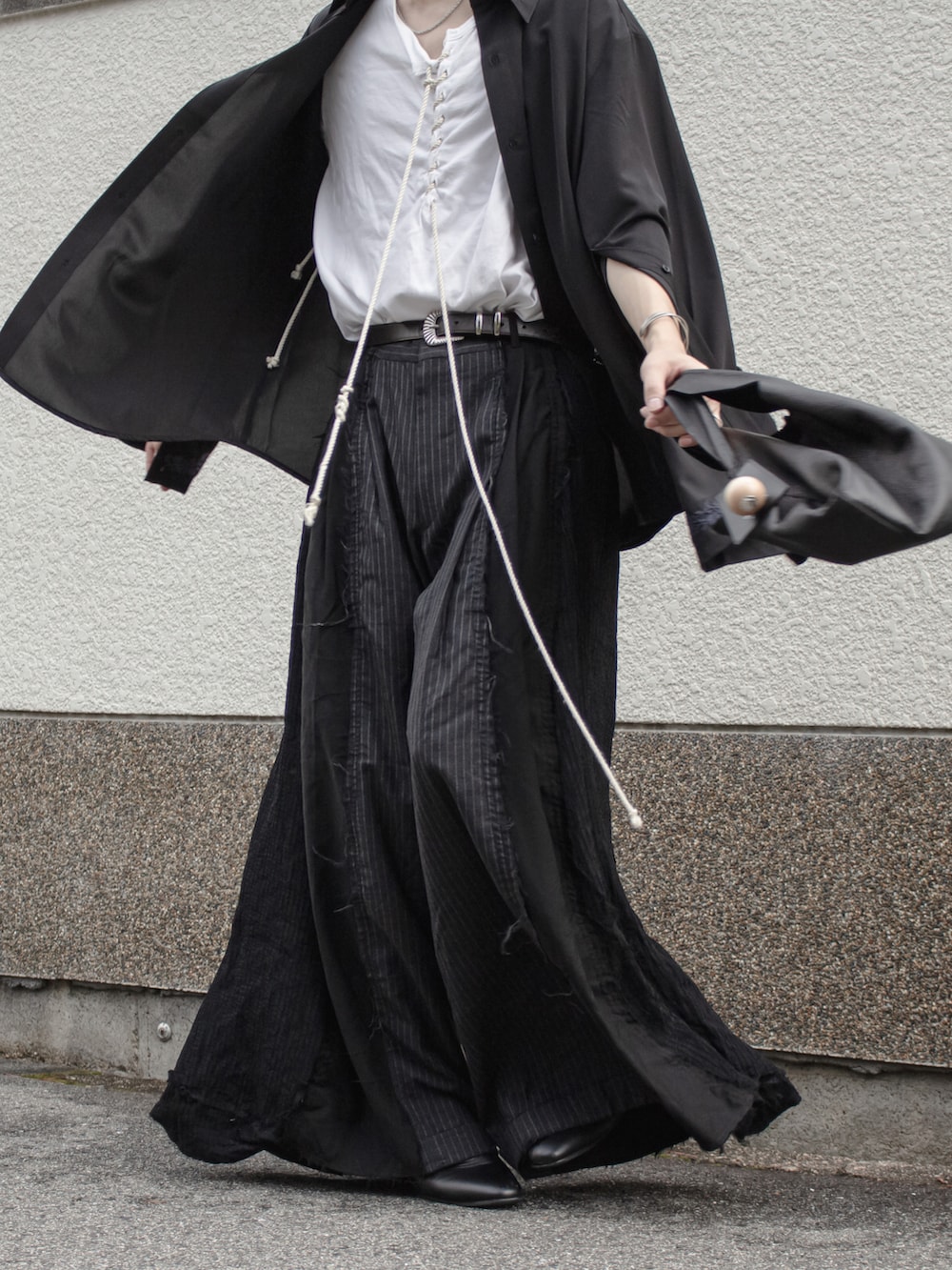 ブラック系のシャツ/ブラウス、ブラック系のスラックス、ブラック系のトートバッグを着用したメンズの秋コーディネートの4枚目の写真