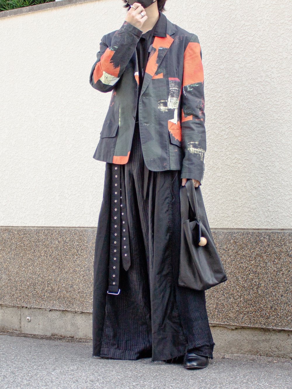 ブラック系のテーラードジャケット、ブラック系のテーラードジャケット、ブラック系のシャツ/ブラウスを着用したメンズの秋コーディネートの3枚目の写真