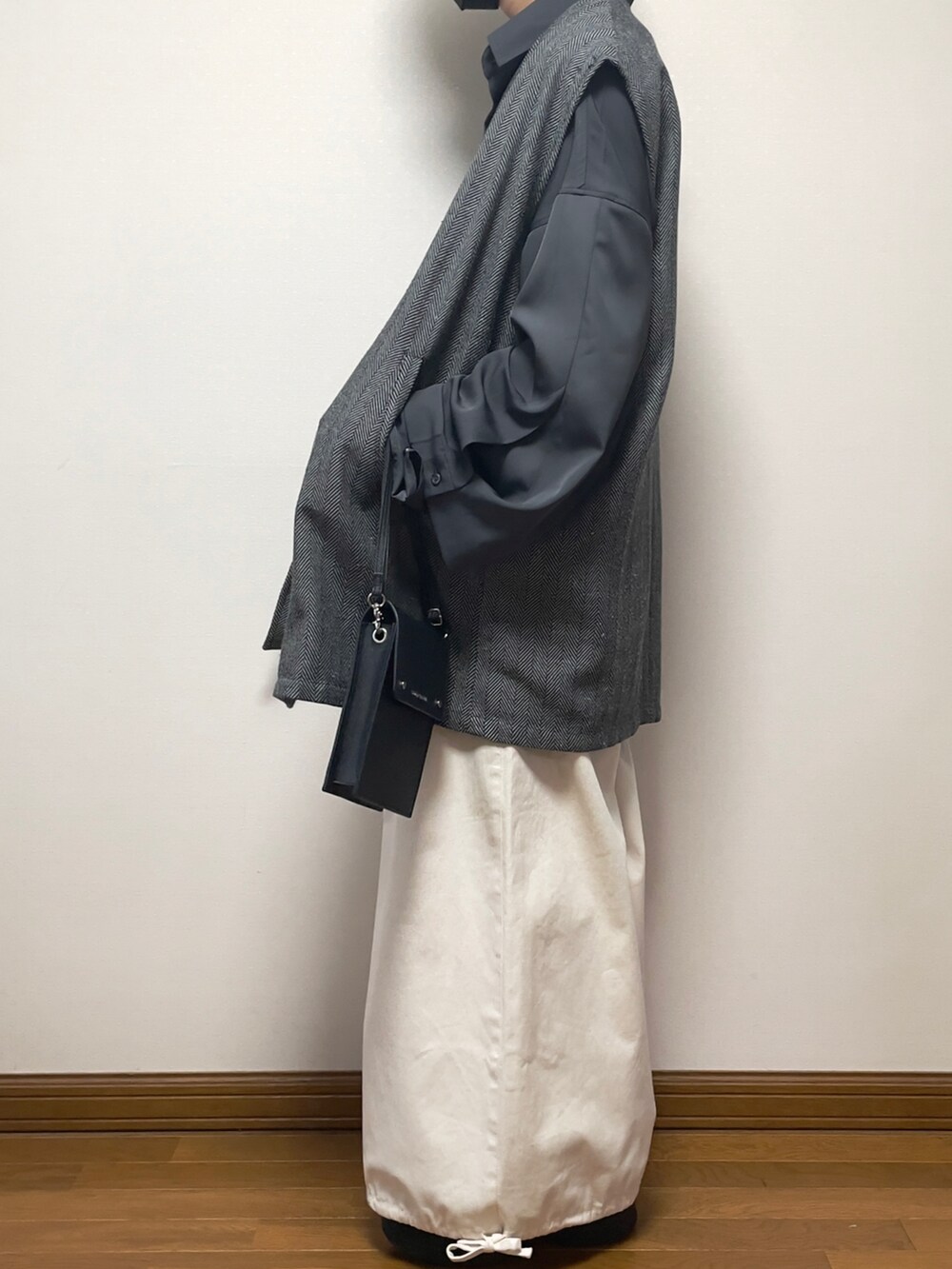 グレー系のベスト、グレー系のシャツ/ブラウス、ブラック系のショルダーバッグを着用したメンズの春コーディネートの3枚目の写真