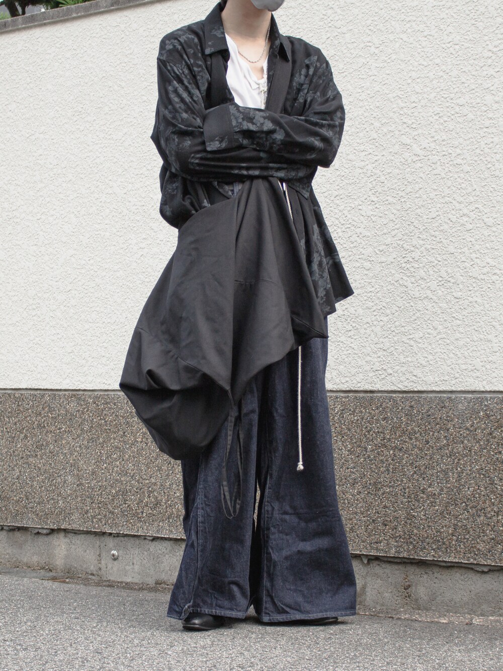 ブラック系のシャツ/ブラウス、ホワイト系のTシャツ/カットソー、ブラック系のショルダーバッグを着用したメンズの秋コーディネートの2枚目の写真