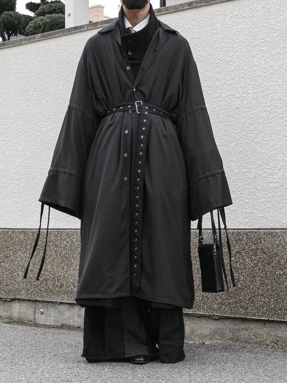 ブラック系のシャツ/ブラウス、ブラック系のショルダーバッグ、ブラック系のスラックスを着用したメンズの冬コーディネートの3枚目の写真